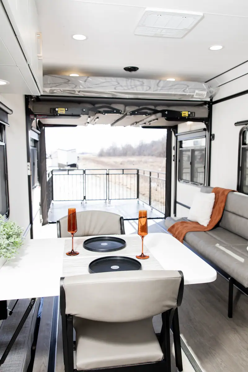 ATC Plā 550 Travel Trailer, official photo 3